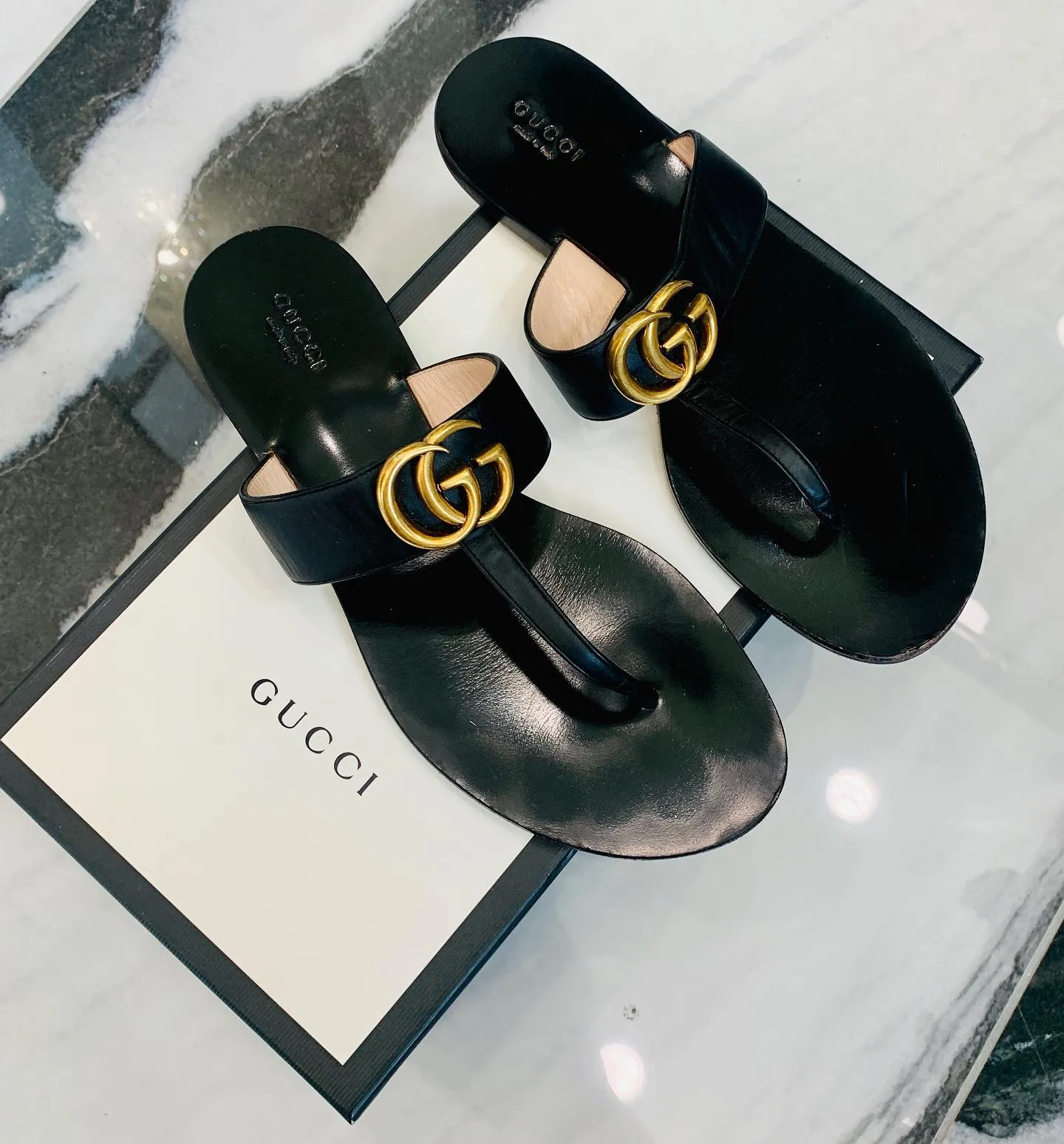 GUCCI GG LEATHER THONG SANDALS